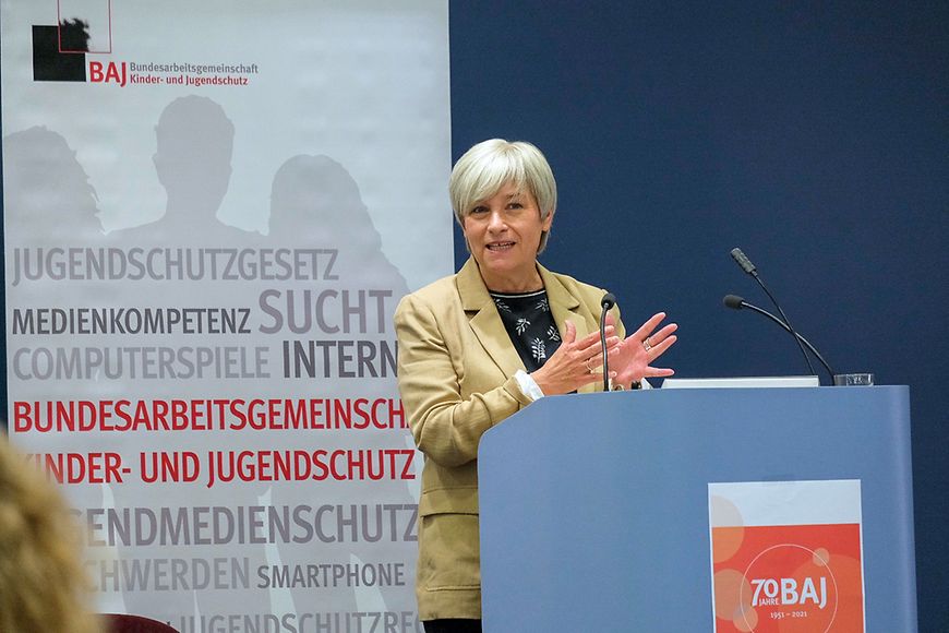 Caren Marks am Redepult zu 70 Jahre Bundesarbeitsgemeinschaft Kinder- und Jugendschutz e.V.