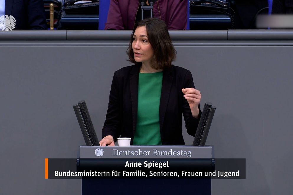 Anne Spiegel am Redepult im Bundestag