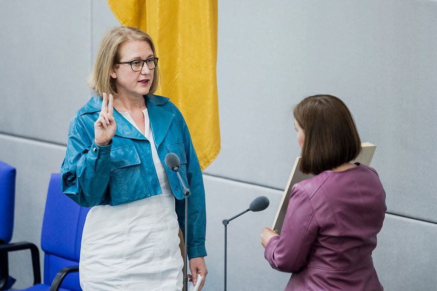 Lisa Paus legt im Deutschen Bundestag ihren Amtseid als neue Bundesministerin für Familie, Senioren, Frauen und Jugend ab 