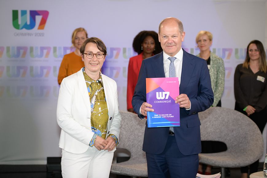 Beate von Miguel und Olaf Scholz mit einer Ausgabe des W7-Kommuniqués 