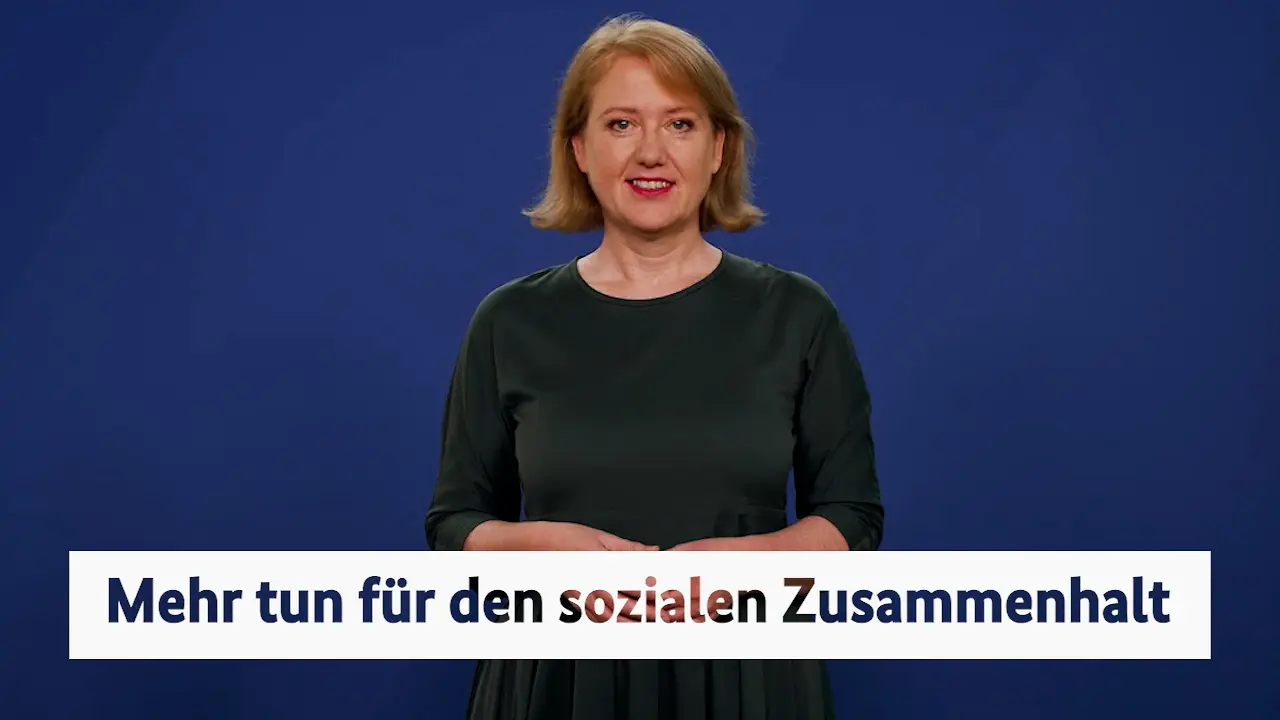 Bundesfamilienministerin Lisa Paus vor einer blauen Wand