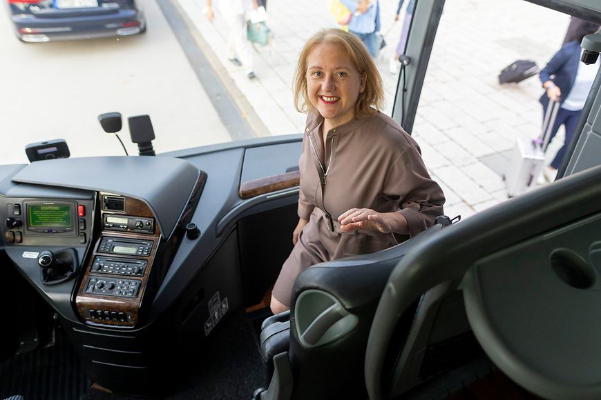 Lisa Paus steigt in den Bus ein