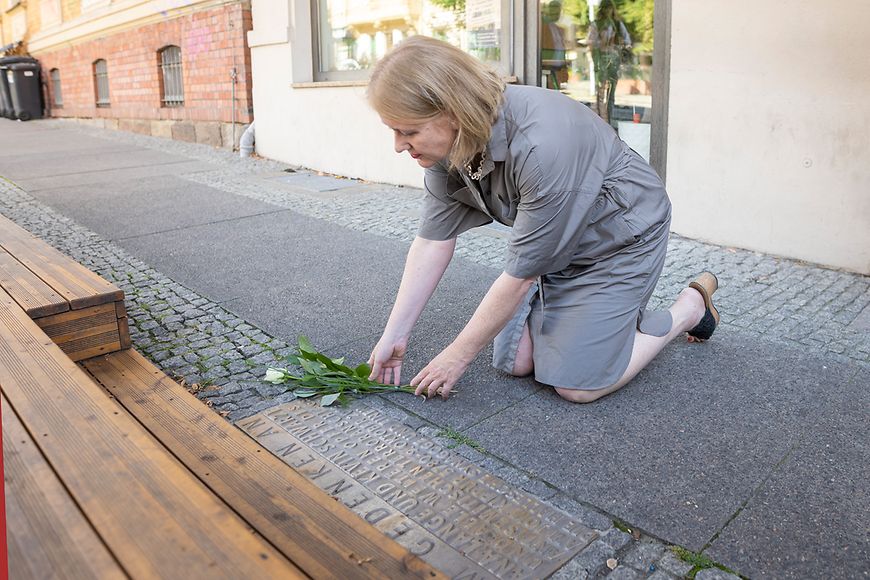 Bundesfamilienministerin Lisa Paus kommt aus einem Eingang der Synagoge