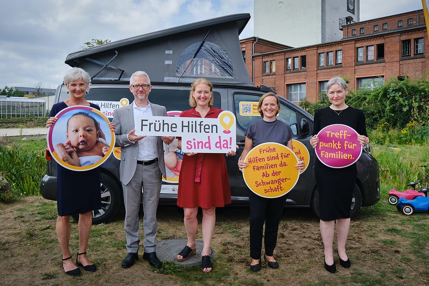 Lisa Paus mit Teilnehmerinnen und Teilnehmern bei der Jubiläumsfeier für den Fonds Frühe Hilfen