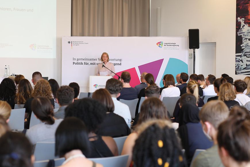 Bundesjugendministerin Lisa Paus steht an einem Rednerpult bei der Eröffnung der Bundesjugendkonferenz 2022 in Berlin. 