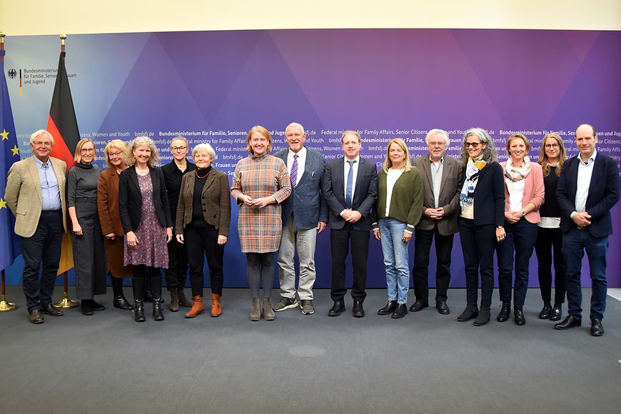 Gruppenfoto Lisa Paus und die Mitglieder des Wissenschaftlichen Beirats für Familienfragen 