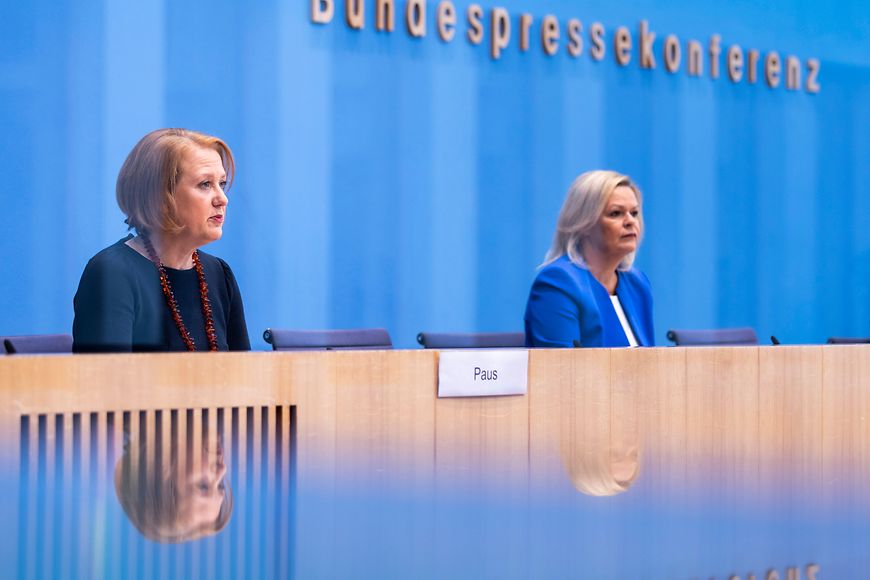 Lisa Paus und Nancy Faeser auf der Bundespressekonferenz