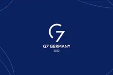 Weißer Schriftzug auf blauem Grund: G7 Germany 2022 