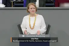 Lisa Paus am Rednerpult im Deutschen Bundestag