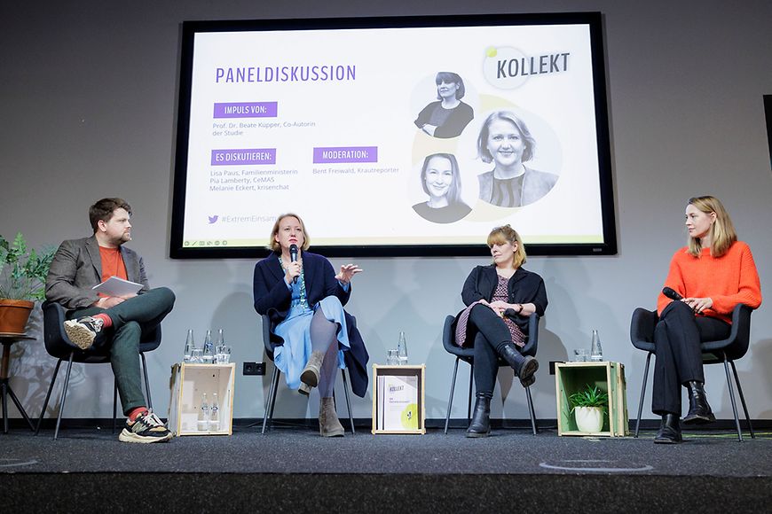 Lisa Paus sitzt mit Pia Lamberty, Melanie Eckert und Moderator Bent Freiwald auf dem Podium 