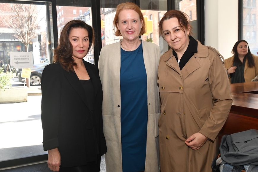 Lisa Paus mit Zahra Rahimi und Nina Ansary