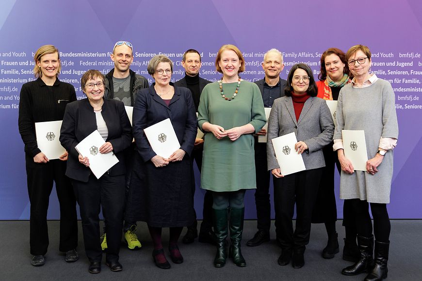 Gruppenfoto Lisa Paus mit den Mitgliedern der Sachverständigenkommission