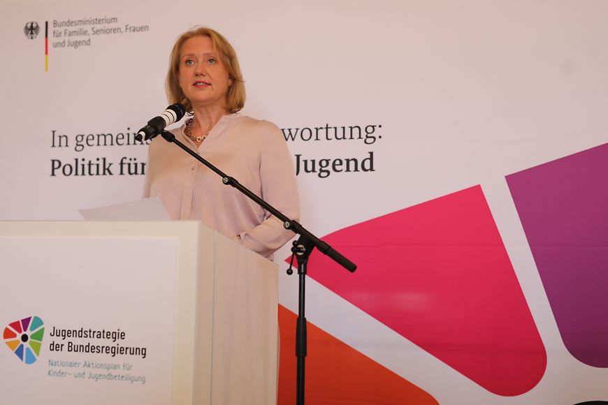 Das Foto zeigt Lisa Paus bei einer Rede zur Jugendstrategie 