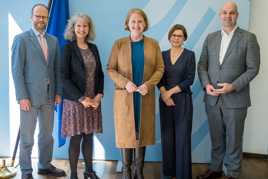 Gruppenfoto: Lisa Paus, Prof. Martin v. Gaudecker, Prof. Bettina Kohlrausch, Prof. Katharina Spiess und Prof. Marcel Fratzscher.