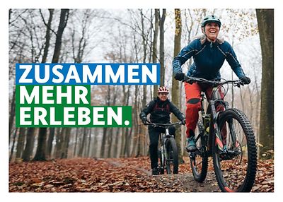 Postkarte Zusammen mehr erleben - Motiv Fahrrad fahren