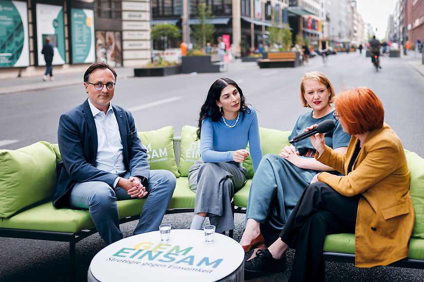 Lisa Paus tauscht sich in der Berliner Friedrichstraße während der Aktionswoche zum Thema Einsamkeit aus