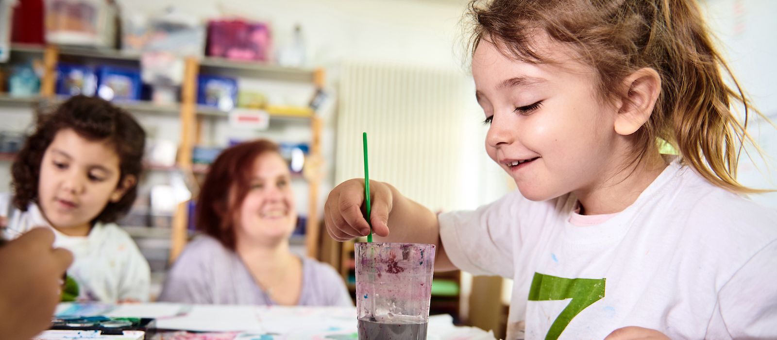 Kinder in der Kita beim Malen.