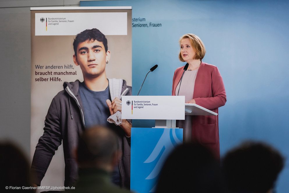 Bundesfamilienministerin Lisa Paus steht am Rednerpult.