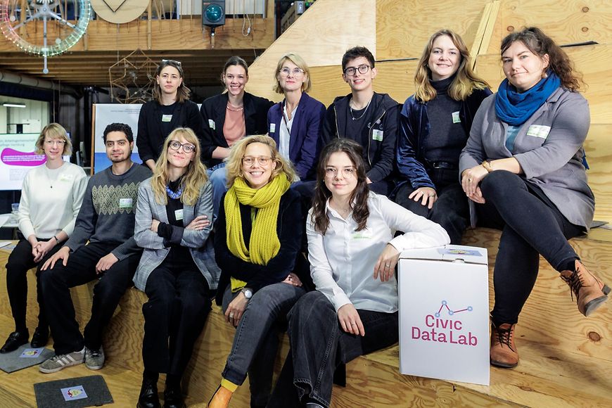 Gruppenfoto, das das Team des "Civic Data Lab" zeigt