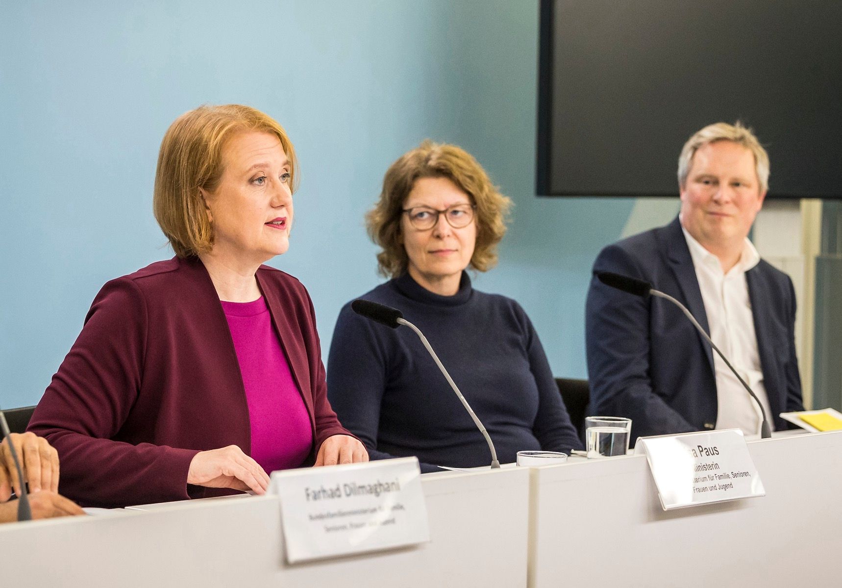 Lisa Paus sitzt mit Mitgliedern des Kompetenznetzwerks auf einem Podium