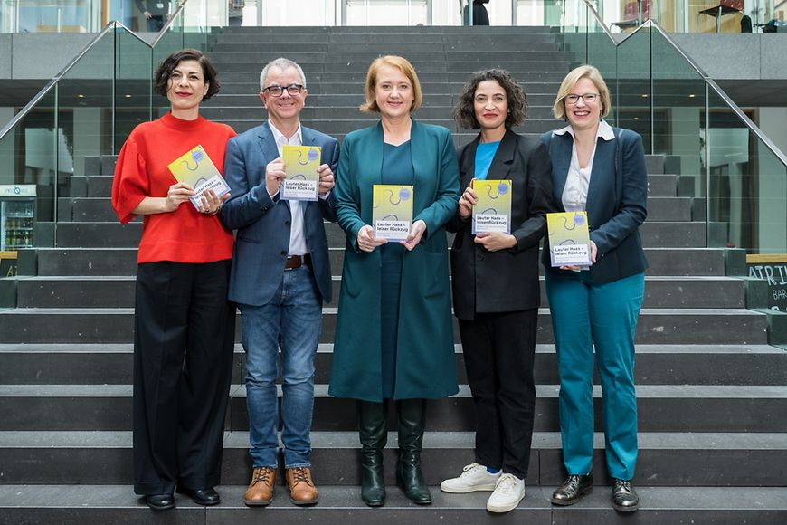 Gruppenfoto mit Lisa Paus und Mitgliedern des Kompetenznetzwerks