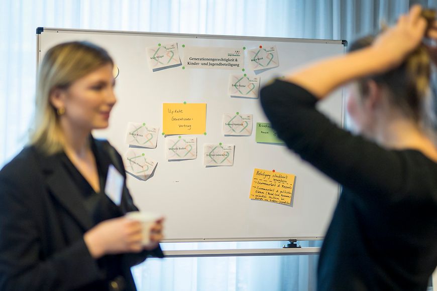 Zwei Mädchen stehen vor einem Whiteboard