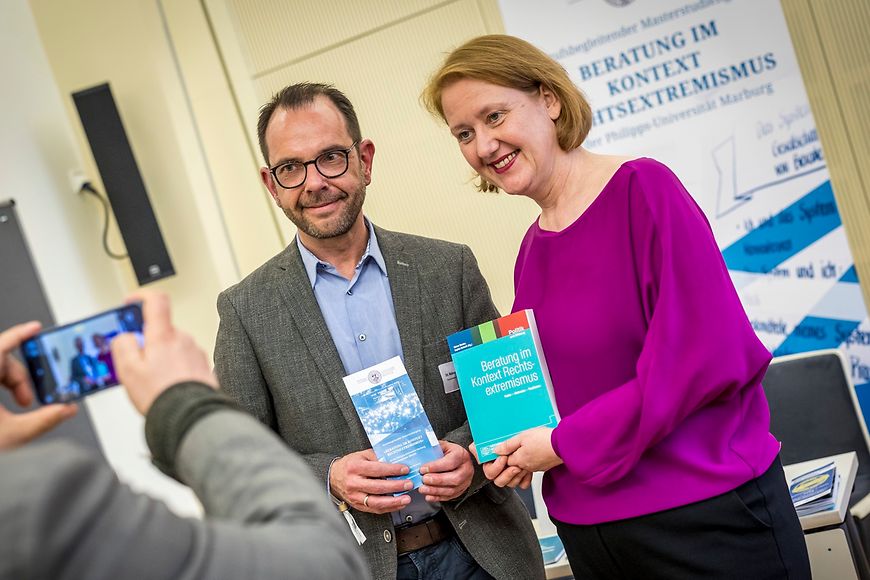 Lisa Paus und ein Teilnehmender der Konferenz posieren für ein Foto