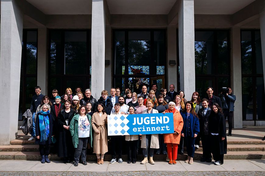 Bundesministerin Lisa Paus, Annalena Baerbock und Kulturstaatsministerin Claudia Roth mit jungen Engagierten