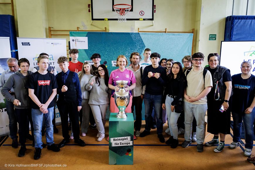 Gruppenfoto von Lisa Paus und Schülerinnen und Schülern