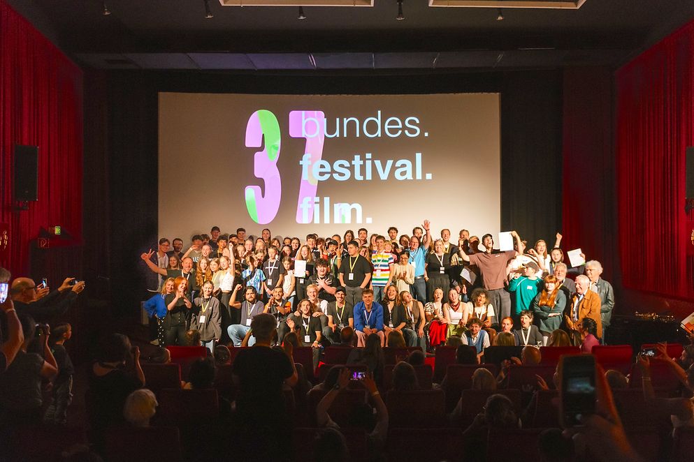 Die Teilnehmer und Teilnehmerinnen des Jugendfilmpreises gemeinsam auf der Bühne