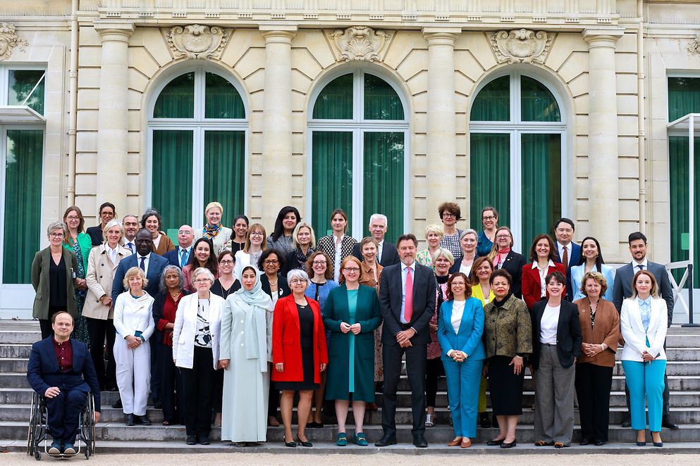Lisa Paus auf dem abschließenden Gruppenbild des OECD Forums in Paris