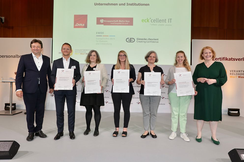 Gruppenfoto, vier Personen halten Zertifikate in der Hand