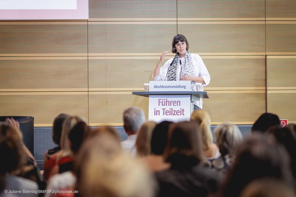 Margit Gottstein stellt auf der Bühne des dbb forum berlin den neuen Leitfaden vor