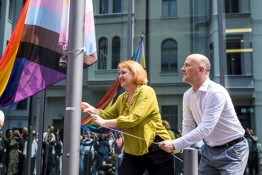 Lisa Paus und Sven Lehmann hissen die Regenbogen-Flagge vor dem Bundesfamilienministerium 