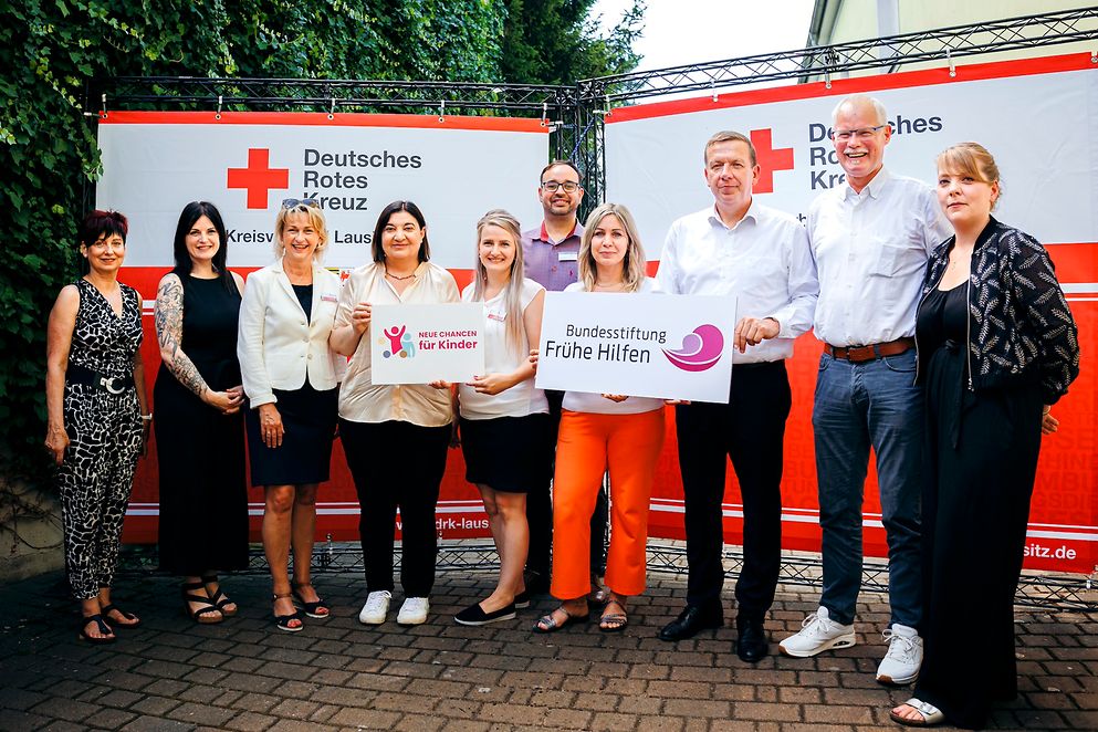 Ekin Deligöz mit Vertreterinnen und Vertretern des Deutschen Roten Kreuzes