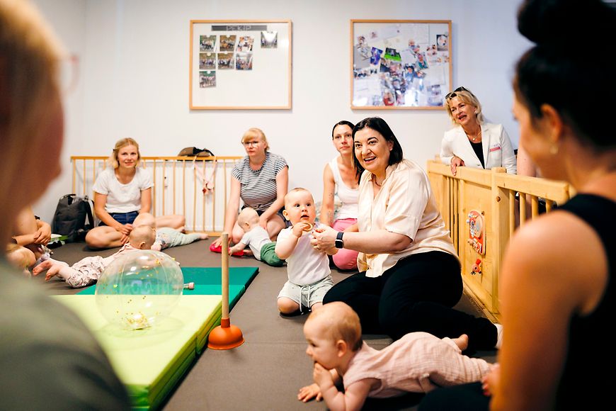 Ekin Deligöz mit Eltern, Kindern und Fachkräften in einem Spielzimmer