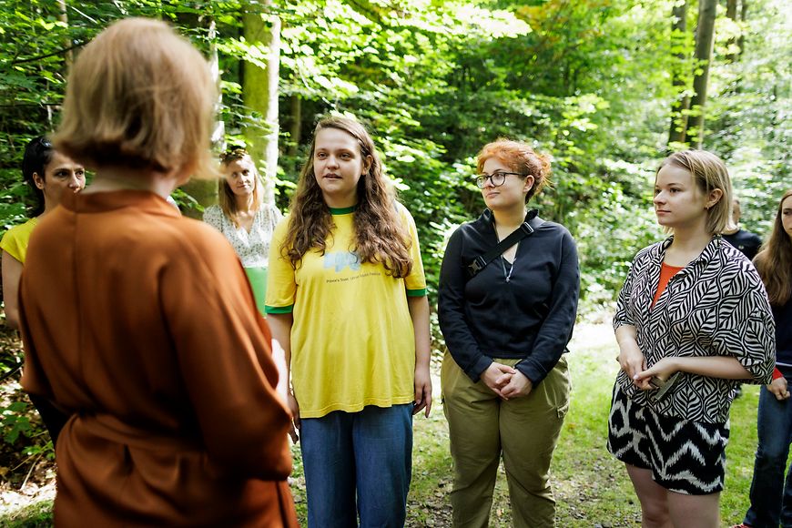 Lisa Paus im Gespräch mit Jugendlichen auf einem Waldweg