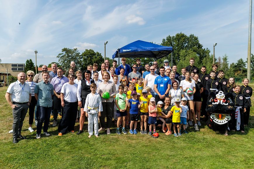 Lisa Paus und alle Teilnehmenden stehen für ein Gruppenfoto zusammen