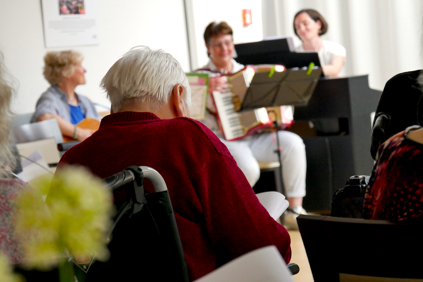 Musikerinnen und Musikern machen gemeinsam mit Seniorinnen und Senioren Musik