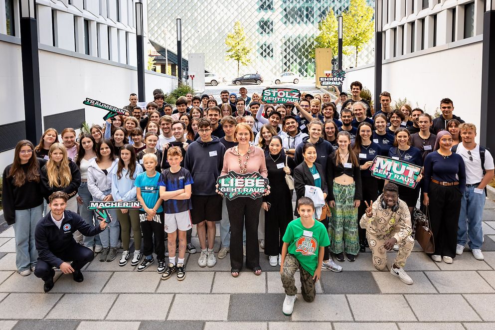 Lisa Paus gemeinsam mit Teilnehmenden und Engagierten der Jugendkonferenz