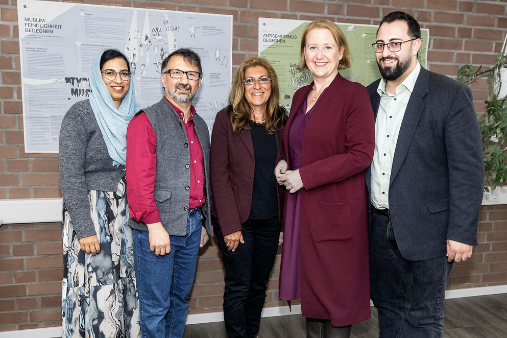 Gruppenfoto von Lisa Paus mit Vertreterinnen und Vertretern des jüdisch-muslimischen Bildungswerks Maimonides 