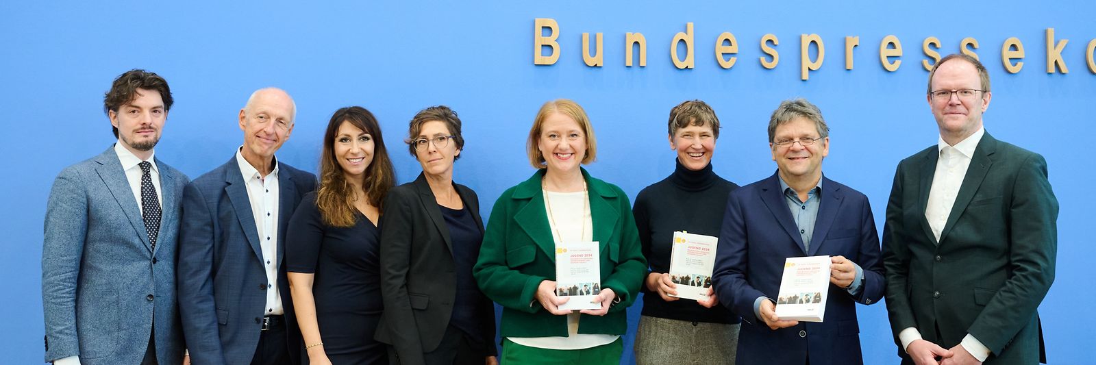 Gruppenbild der Teilnehmenden der Pressekonferenz