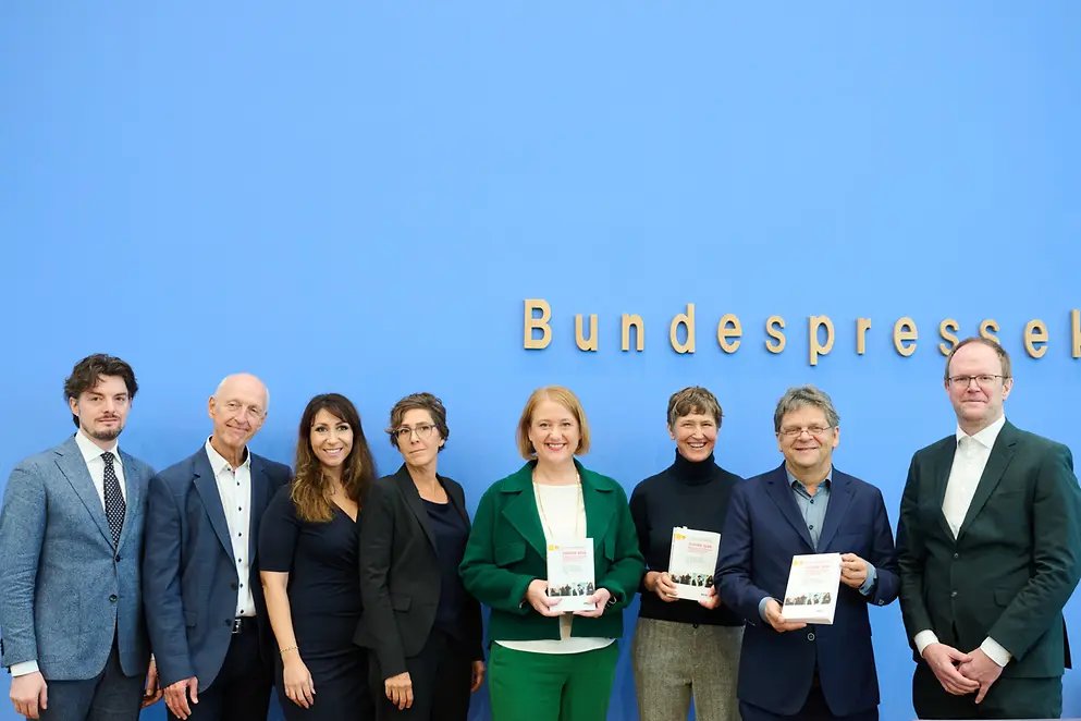 Gruppenbild der Teilnehmenden der Pressekonferenz