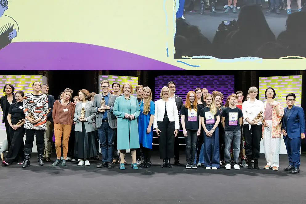 Gruppenbild der Preisträgerinnen und Preisträger mit Lisa Paus