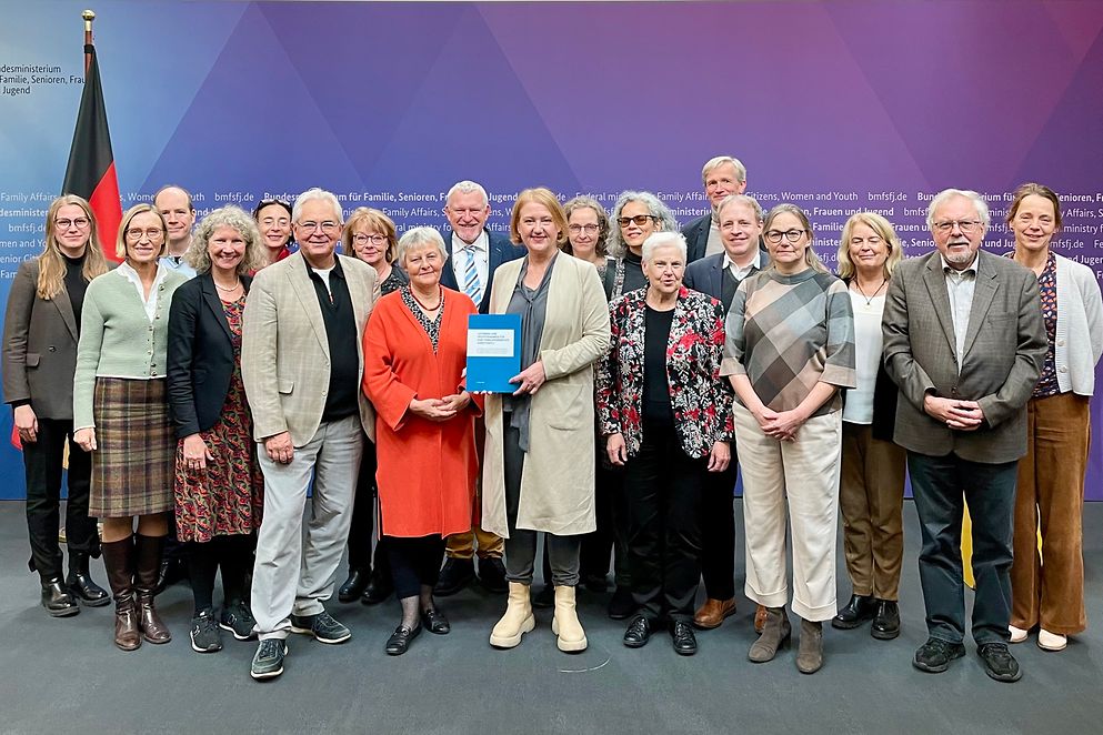 Lisa Paus mit den Mitgliedern des Wissenschaftlichen Beirats für Familienfragen