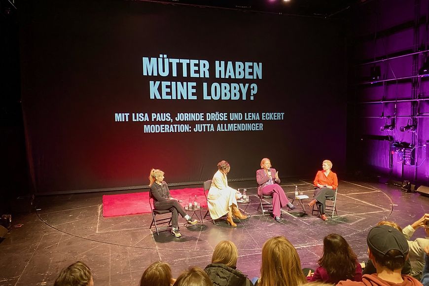 Lisa Paus besucht Theaterstück #Motherfuckinghood und spricht bei Panel