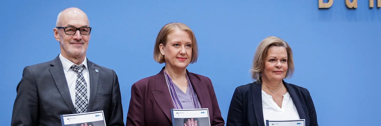 Lisa Paus, Nancy Faeser und Michael Kretschmer bei der Veröffentlichung des Lagebildes