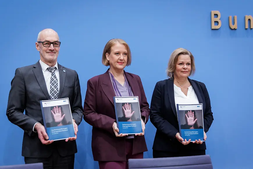 Lisa Paus, Nancy Faeser und Michael Kretschmer bei der Veröffentlichung des Lagebildes