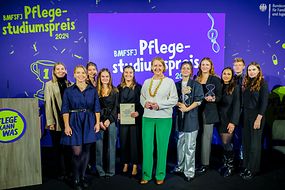 Lisa Paus mit den Gewinnerinnen und Gewinnern des Pflegestudiumspreises