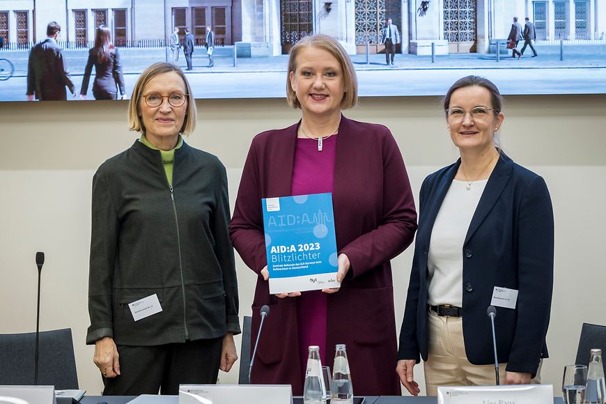 Gruppenfoto von Lisa Paus, Susanne Kuger und Sabine Walper